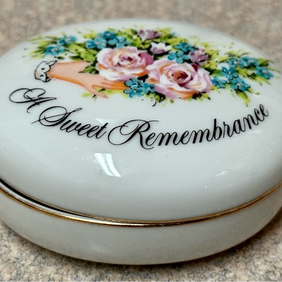 Vintage Avon 1982 Porcelain Trinket Box Oval Valentines Day - Sweet Deal! - Picture 2 of 12